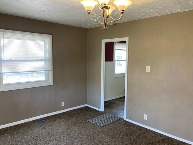 Building Photo - Cute 2 bed 1 bath!