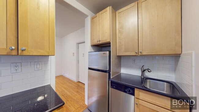 Building Photo - 425 E 65th St