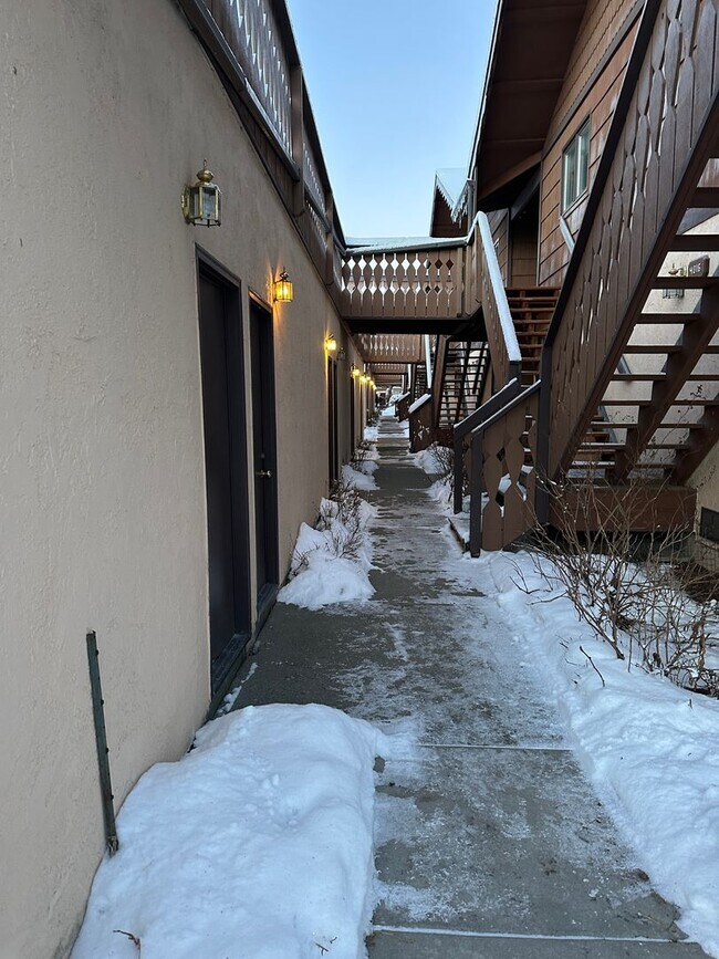 Building Photo - Newly Remodeled, 1 Bed/1 Bath Garage/Washer/Dryer