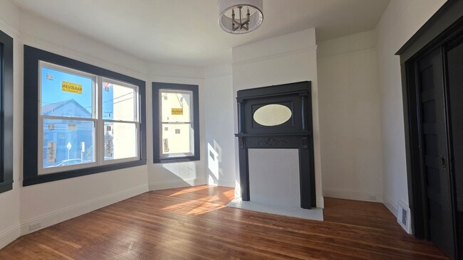 Building Photo - 1590 Underwood Ave