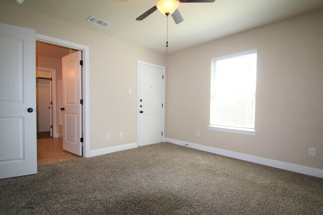 Building Photo - Coming Soon | 3BR/2BA Weatherford Town Home with Granite Countertops, Luxury Plank Floors & Appli...