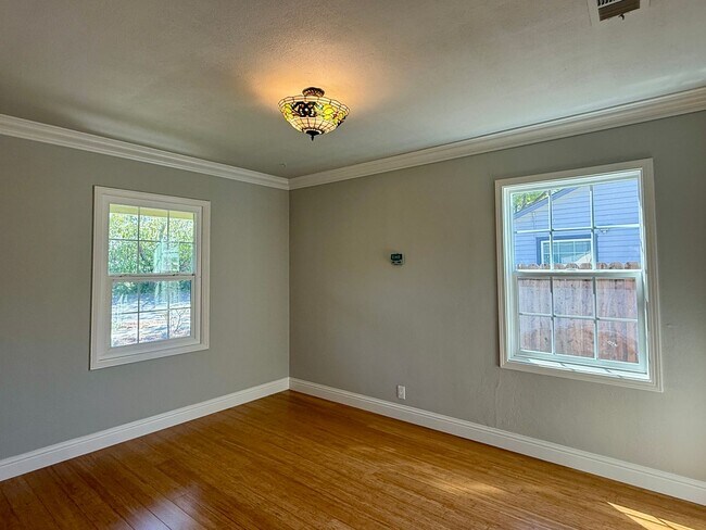 Building Photo - Bright and Spacious 3 Bedroom 2 Bath Home ...