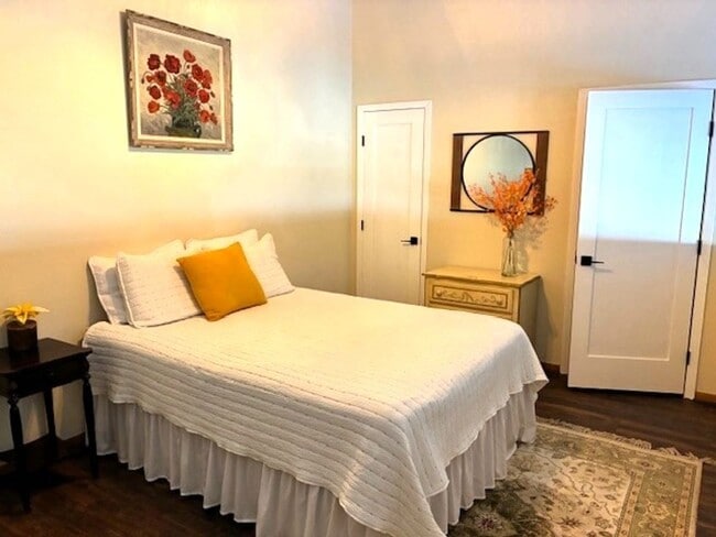 Building Photo - Long Term Rental- Buffalo Ridge/Village 403CC