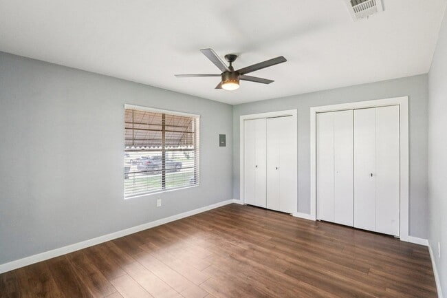 Building Photo - 755 E Bellville St