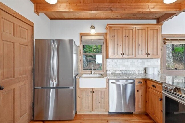 Building Photo - 424 S Sanderlin Mtn Dr