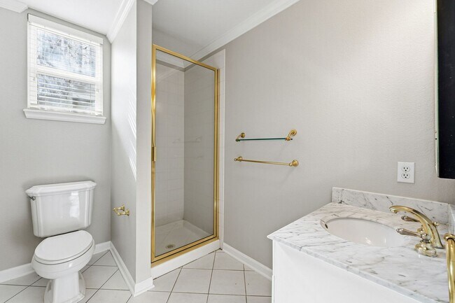 Building Photo - Incredible 4 Bed 4 Bath in Stonegate!