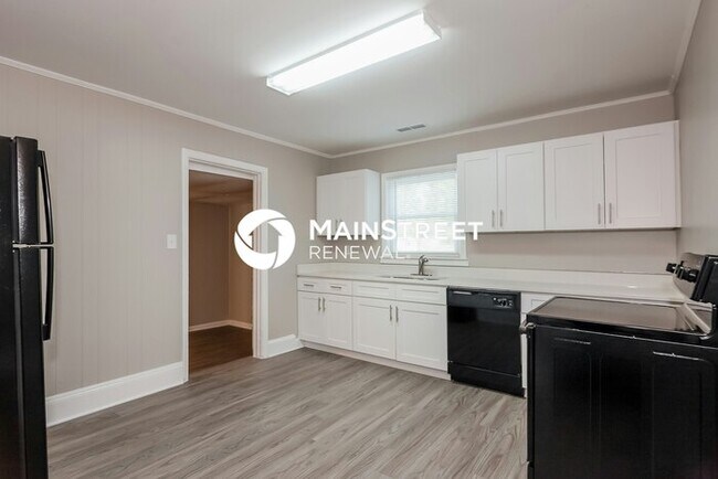 Building Photo - 3 Bedroom Pet-Friendly Home in Charlotte, NC with Main Street Renewal