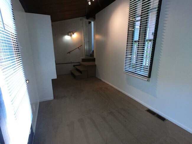 Building Photo - 3 Bedroom on West Side of The Hill