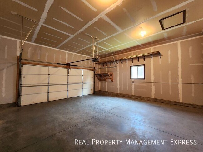 Building Photo - Modern 4 Bedroom 2 Bathroom Twin-Home in Tea