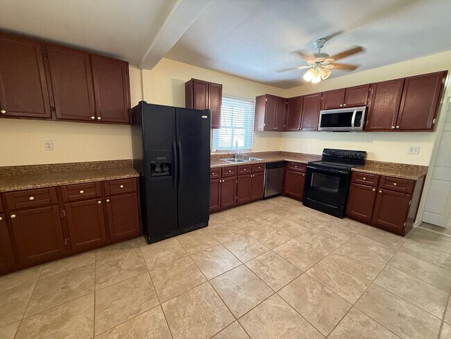 Building Photo - 5 Bedrooms, 2 Bathrooms - Home in East Rome!