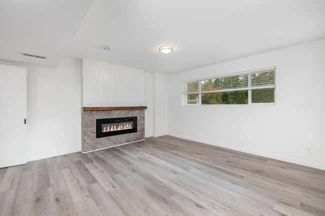 Building Photo - 5 bed 4 bath home in somerset available 9/1