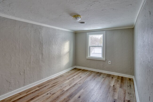 Building Photo - Crisp Remodeled 3-Bdr in Heart of Sisters!