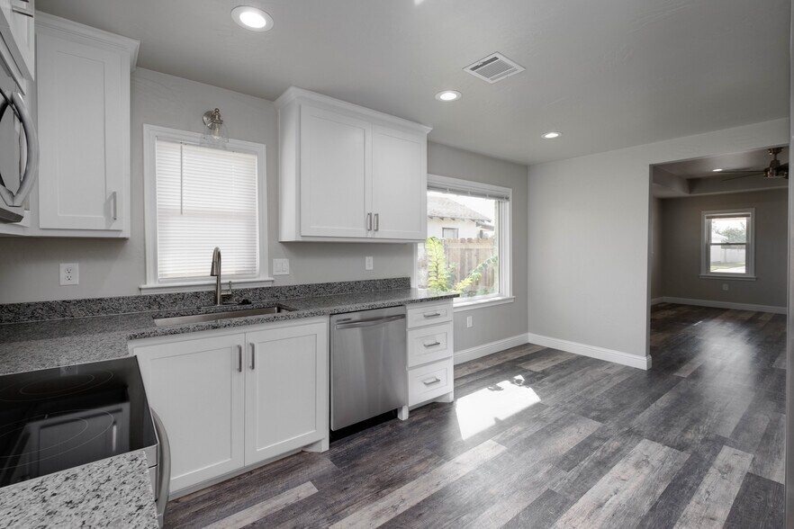 Building Photo - 2007 7th Ave