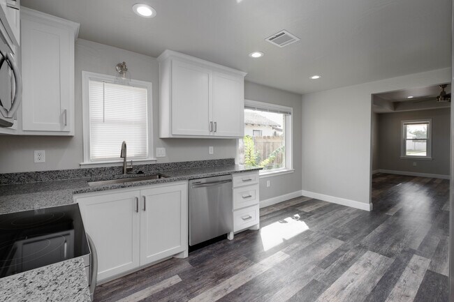 Building Photo - 2007 7th Ave