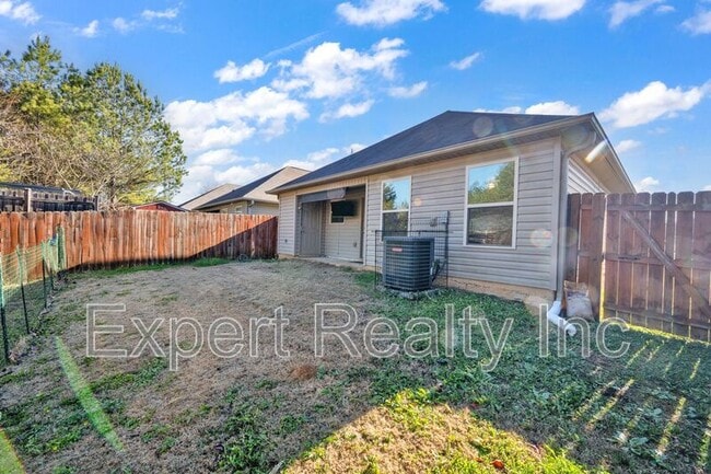 Building Photo - 1633 Cove Dr