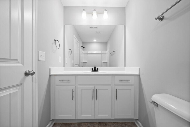 Building Photo - 2 Bedroom Condo For Rent Near Madison Street!