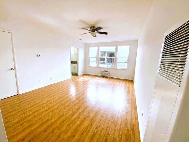 Building Photo - 6112 Eleanor Ave