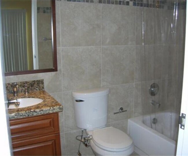 Building Photo - 166 Valencia Dr