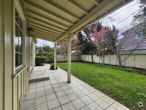 Building Photo - Amazing 1 bedroom with private backyard an...