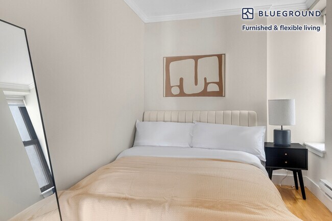 Building Photo - 515 W 47th St