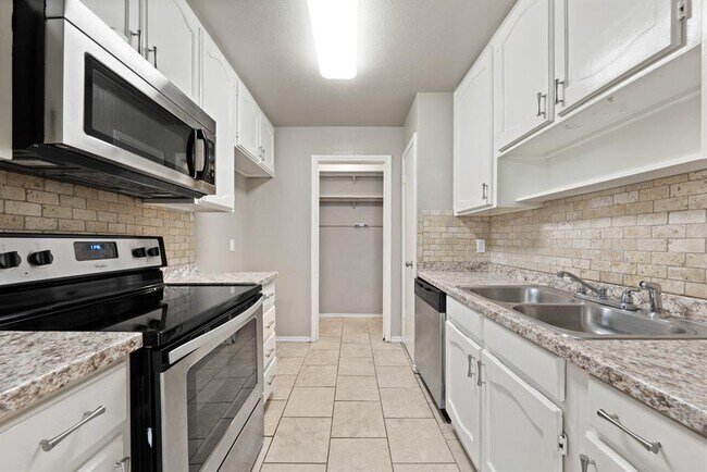 Building Photo - 10 Rawhide Cir