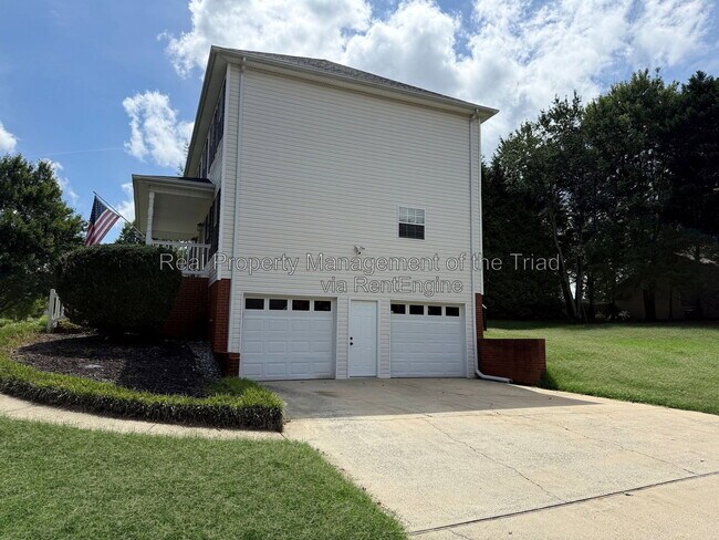 Building Photo - 2740 Bridgeport Dr