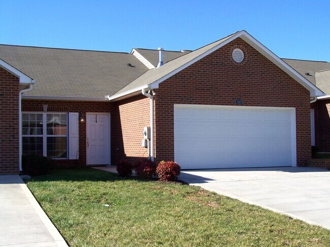 Primary Photo - 2 bed, 2 bath, 2 car garage ranch style to...