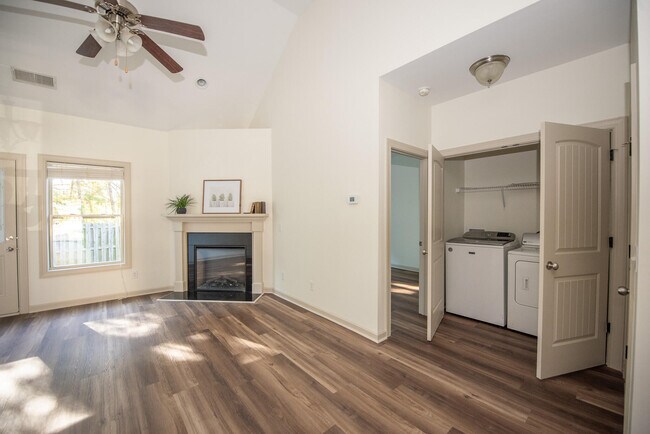 Building Photo - 915 Erika Ln