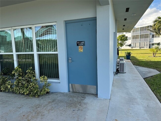 Building Photo - 2420 Park Ln