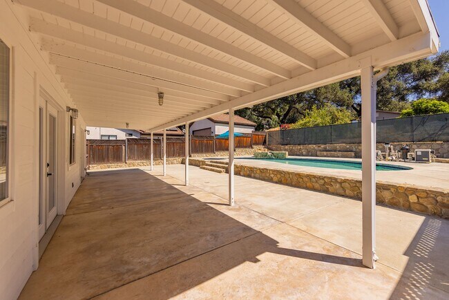 Building Photo - Meiners Oaks Gem