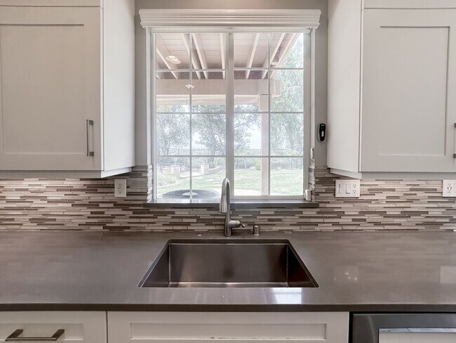 Building Photo - 32920 Northshire Cir