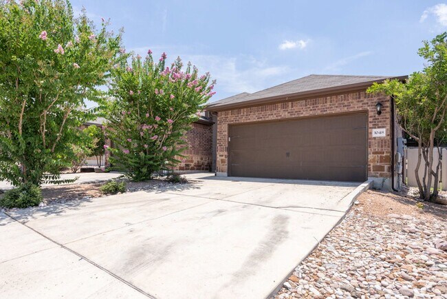 Building Photo - Nice 3 Bedroom Duplex located in New Braunfels!
