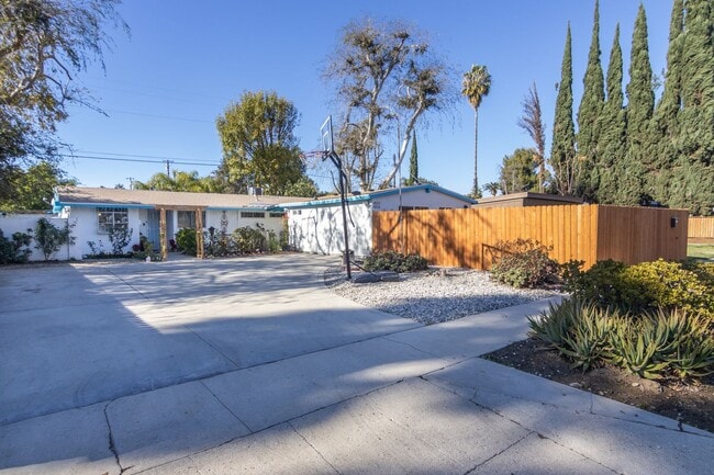 Building Photo - Charming One Bedroom ADU in Reseda