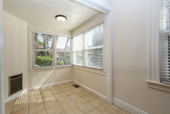 Building Photo - 703 Manzanita Ave
