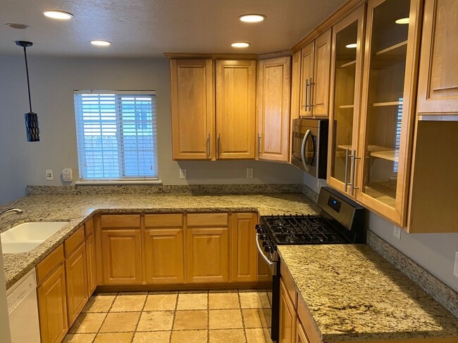 Building Photo - Nice home in great location