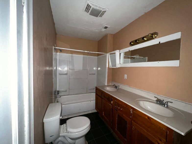 Building Photo - 914 Bullitt Ave SE