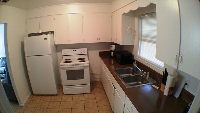 Building Photo - Charming 3 bedroom
