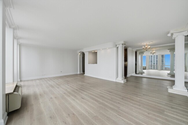 Building Photo - 111 E Chestnut St