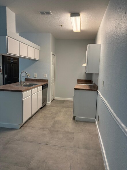 Building Photo - 16253 Enclave Village Dr