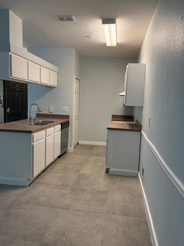 Building Photo - 16253 Enclave Village Dr