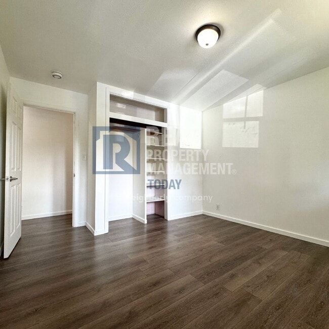 Building Photo - 2021 E 72nd St