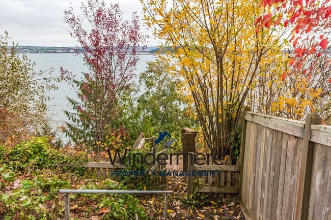 Building Photo - Three Bedroom, Two Bath Waterview