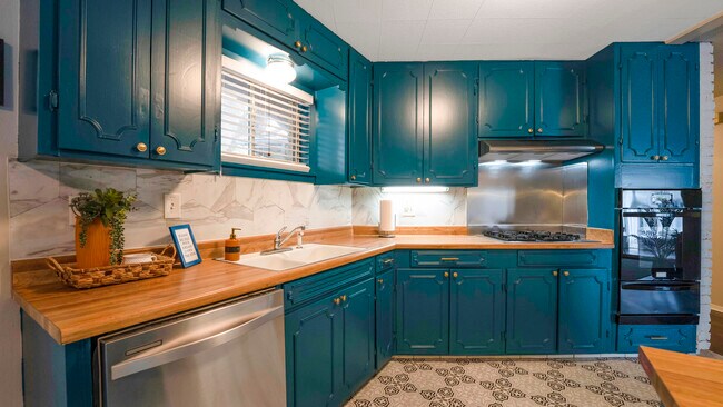 Building Photo - 2134 Bandera Rd