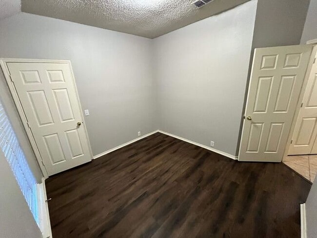 Building Photo - Bright & Inviting Home with Walk-In Closet...