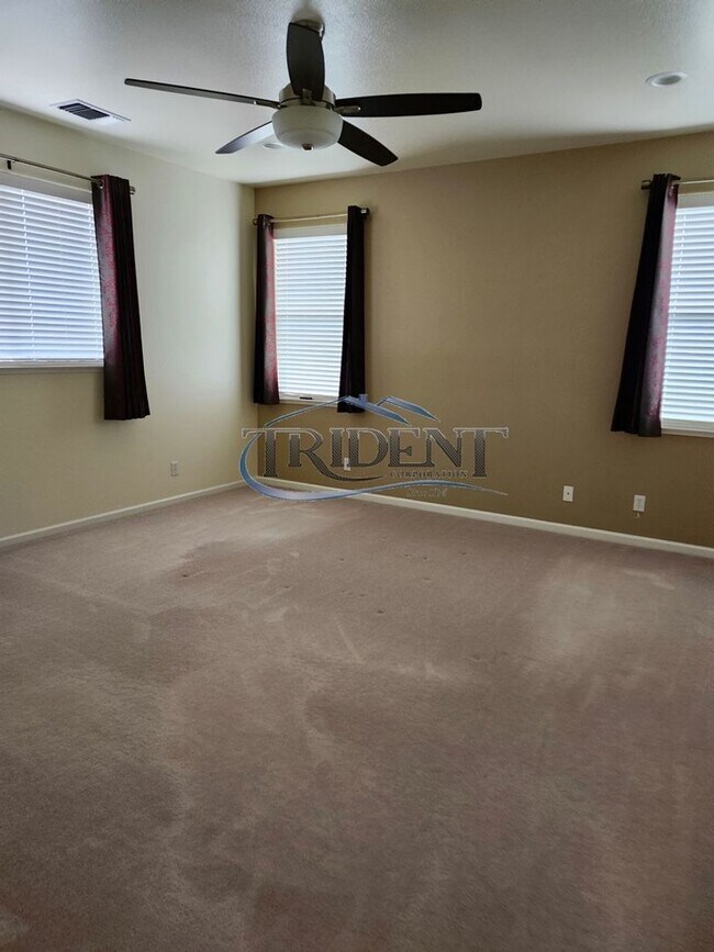 Building Photo - 4 bedroom 3 bath near schools and parks