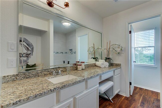 Building Photo - 9305 Granada Hills Dr