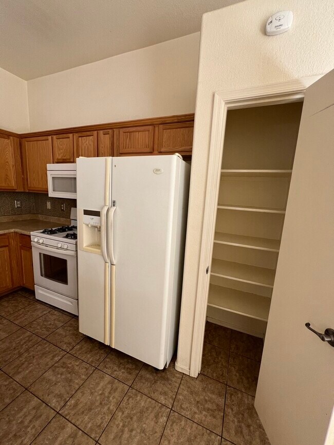 Building Photo - Townhome For Rent