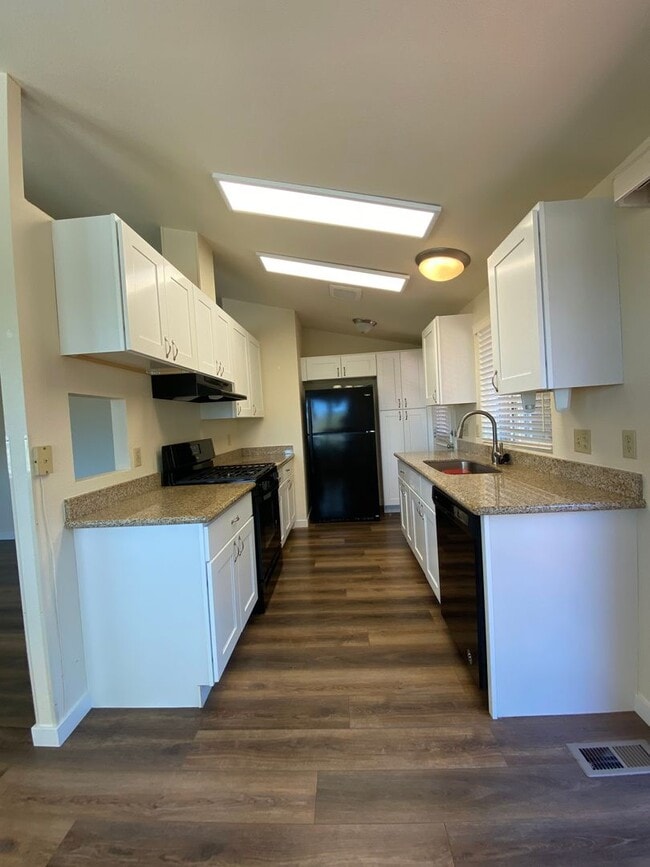 Building Photo - Private, Gated and Views -2 Bdm 2 Bath Gra...