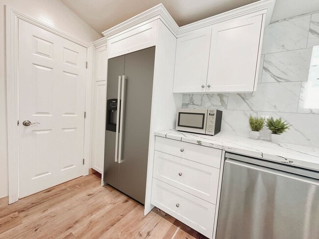 Building Photo - New & Modern 1 Bed / 1 Bath on Fire Mountain! 2 Miles to the Beach