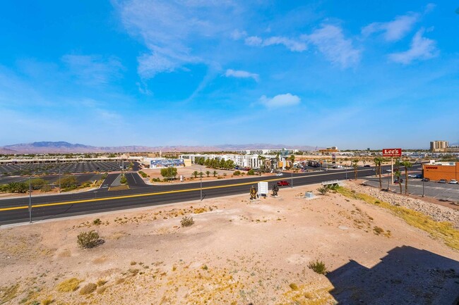 Building Photo - Guard Gated Condo with Premium Amenities!